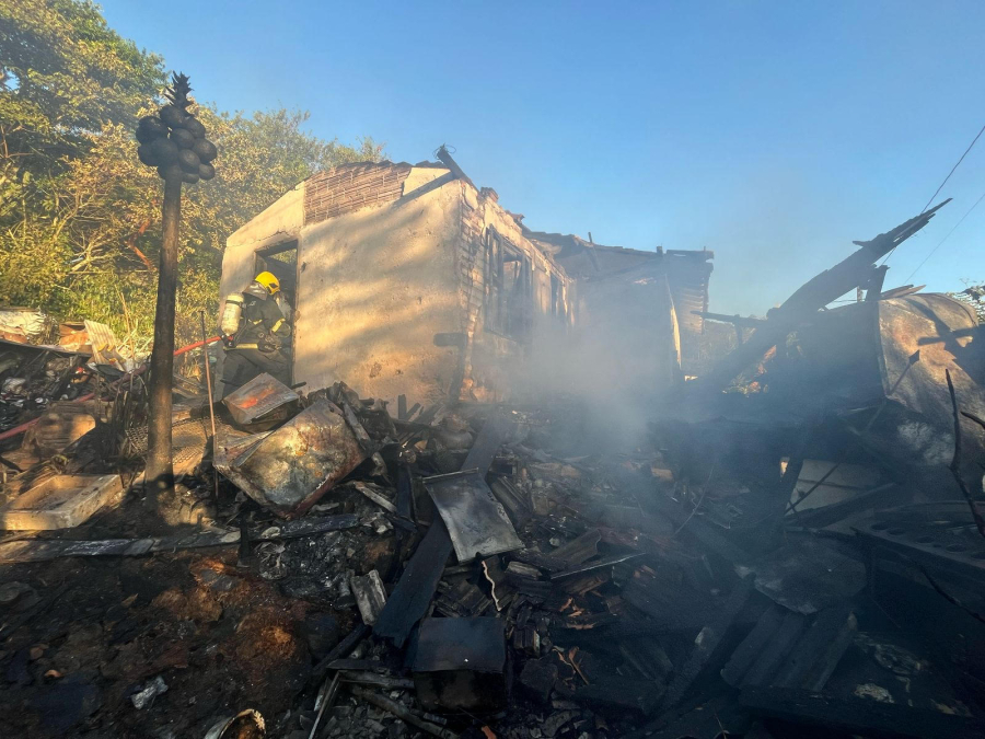 Bombeiros combatem incêndio de grandes proporções em galpão e residência em Laguna