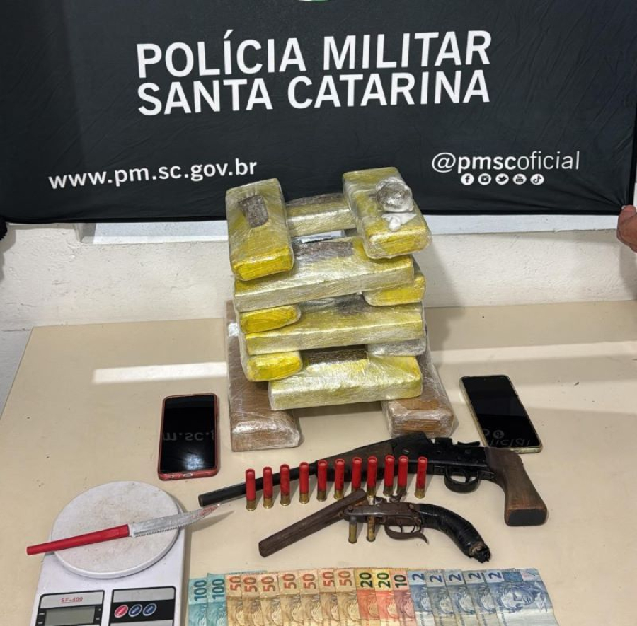 Ação da Polícia Militar resulta em prisão por tentativa de homicídio, tráfico de drogas e apreensão de armas em Braço do Norte
